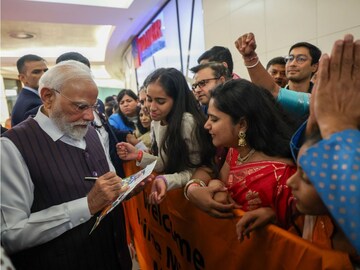 தென் ஆப்ரிக்கா சென்ற பிரதமர் மோடிக்கு பராம்பரிய வரவேற்பு