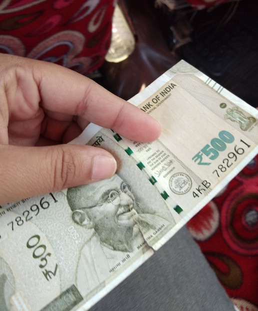  ஆர்பிஐ விதிப்படி, “ATM-ல் இருந்து வரும் எந்த கிழிந்த நோட்டும், வாடிக்கையாளருக்கு முழு தொகையுடன் மாற்றிக் கொடுக்கப்பட வேண்டும்.” அதனால் நீங்கள் ஒரு ரூபாயும் இழக்க வேண்டியதில்லை. கடைக்காரர்கள் வாங்காமல் இருந்தாலும், வங்கி உங்களிடம் எந்த காரணமும் சொல்லாமல் புதிய நோட்டு கொடுக்க வேண்டும். அந்த நோட்டு உண்மையானது என்பதுதான் முக்கியம், அதற்கு மேலே வேறு நிபந்தனை இல்லை.