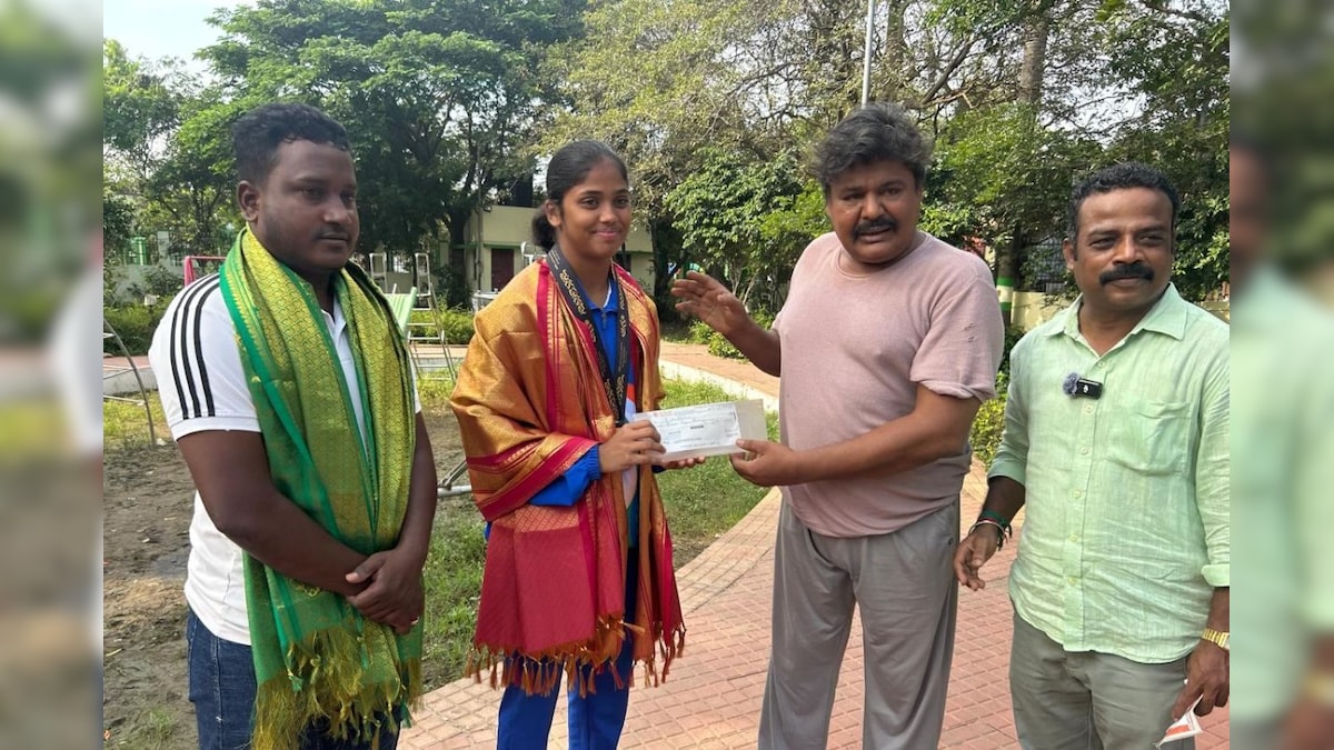 கண்ணகி நகர் கார்த்திகாவுக்கு ரூ.1 லட்சம் கொடுத்த மன்சூர் அலிகான்... 100 பவுன் வாக்குறுதி கொடுத்து அசத்தல்! | பொழுதுபோக்கு - News18 தமிழ்