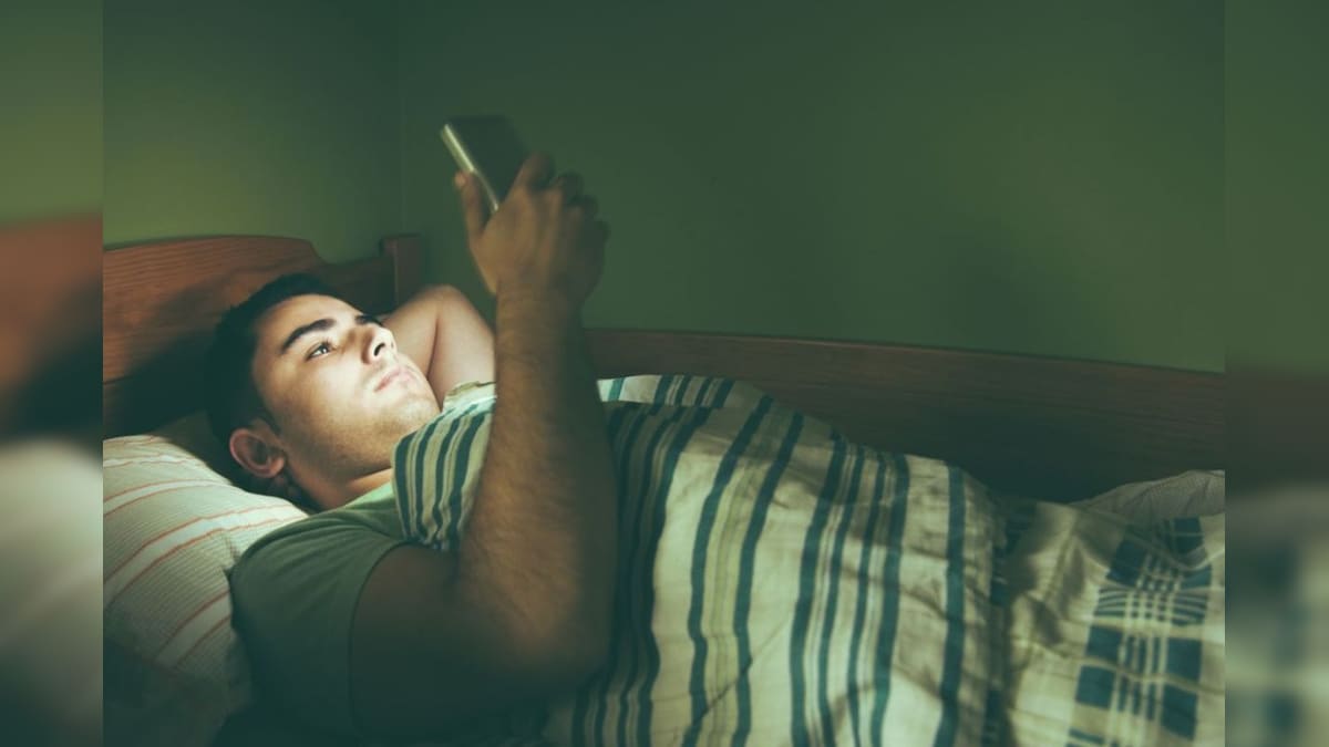 இரவு படுக்கையின்போது ரீல்ஸ் பார்ப்பது பழக்கமா..? அப்போ இந்த பிரச்சனை உங்களுக்கு வரலாம்..! | லைஃப்ஸ்டைல் - News18 தமிழ்
