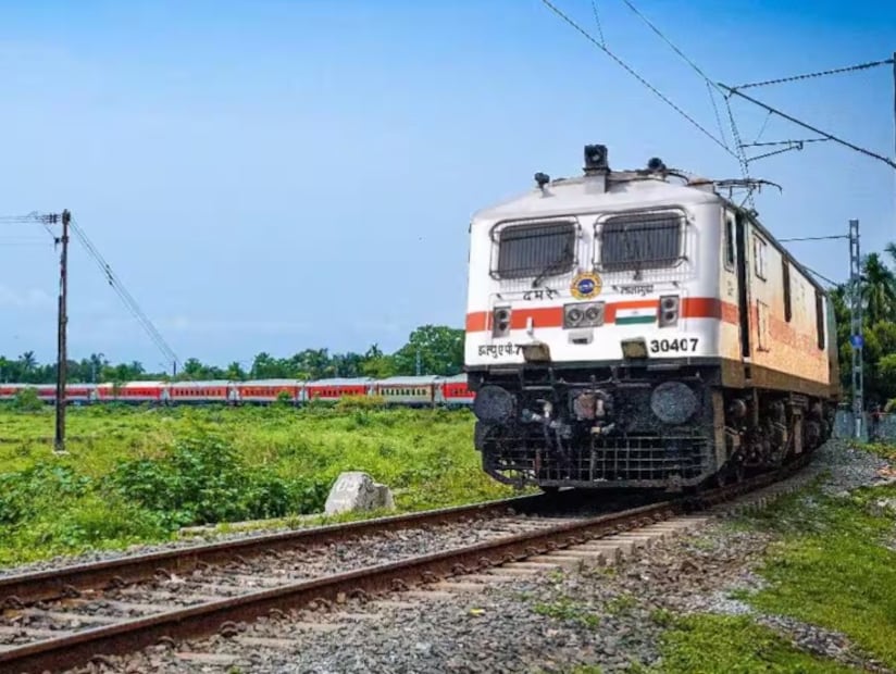 12 பெட்டிகள் கொண்ட இந்த ரயிலில் தலா 23 டன் பார்சல்களை ஏற்றலாம் என்றும், ரயில்வே துறையால் அனுமதிக்கப்பட்ட பொருட்களை மட்டுமே கொண்டு செல்ல முடியும் என்றும் கூறப்பட்டுள்ளது. இதனை கண்காணிப்பதற்கு சென்னை ராயபுரத்தில் தனிக்கட்டுப்பாட்டு அறை அமைக்கப்பட்டு இருப்பதாகவும் தெரிவிக்கப்பட்டுள்ளது. 12 பெட்டிகள் கொண்ட இந்த ரயிலில் தலா 23 டன் பார்சல்களை ஏற்றலாம் என்றும், ரயில்வே துறையால் அனுமதிக்கப்பட்ட பொருட்களை மட்டுமே கொண்டு செல்ல முடியும் என்றும் கூறப்பட்டுள்ளது. இதனை கண்காணிப்பதற்கு சென்னை ராயபுரத்தில் தனிக்கட்டுப்பாட்டு அறை அமைக்கப்பட்டு இருப்பதாகவும் தெரிவிக்கப்பட்டுள்ளது.