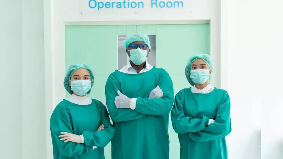 அறுவை சிகிச்சையின் போது பச்சை அல்லது நீல நிற ஆடைகளை மருத்துவர்கள் அணிய என்ன காரணம் தெரியுமா..? | லைஃப்ஸ்டைல் - News18 தமிழ்