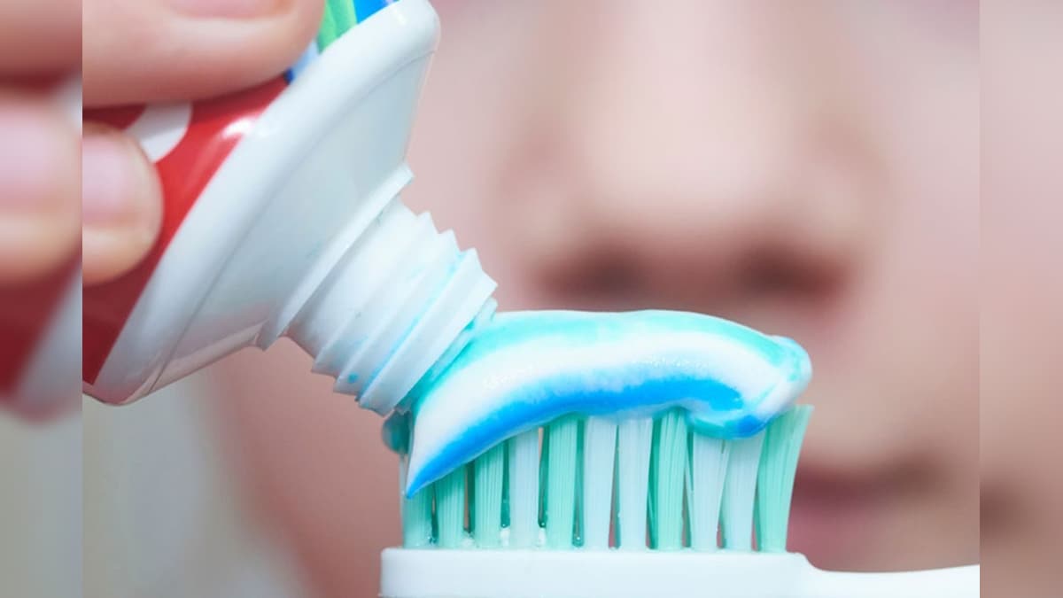 தினசரி பல் துலக்கும் பேஸ்ட் கூட வயதுக்கு ஏற்பதான் யூஸ் பண்ணனுமா..? நோட் பண்ணி வச்சுக்கோங்க.! | லைஃப்ஸ்டைல் - News18 தமிழ்