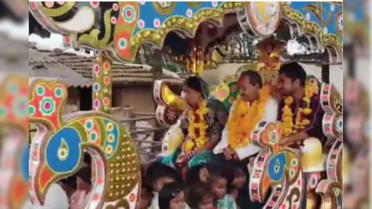 ஓய்வு பெற்ற ஆசிரியருக்கு மலர்களால் அலங்கரிக்கப்பட்ட தேரில் பிரியாவிடை.. அசத்திய கிராம மக்கள்!  | ட்ரெண்டிங் - News18 தமிழ்