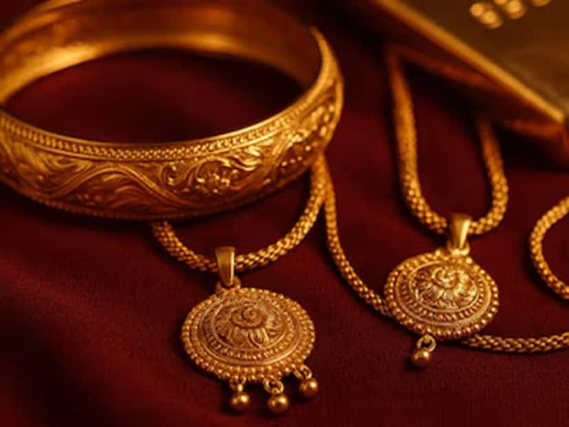 தொடர்ந்து இன்று (டிசம்பர் 12) காலை 22 காரட் ஆபரணத்தங்கத்தின் விலை கிராமுக்கு ரூ.200 உயர்ந்து ஒரு கிராம் ரூ.12,250க்கும், சவரனுக்கு ரூ.1,600 உயர்ந்து ஒரு சவரன் ரூ.98,000க்கும் விற்பனை செய்யப்பட்டது.