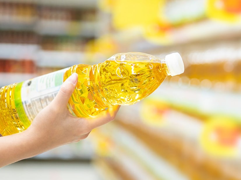 பொதுவாக, பண்டிகை காலம் வரும்போது சமையல் எண்ணெய்களின் நுகர்வு அதிகமாக இருக்கும். உணவுகள், ஸ்வீட்ஸ் போன்றவற்றை தயாரிக்க நீங்கள் அதிக எண்ணெய் பயன்படுத்த வேண்டியிருக்கும். இதற்காக எண்ணெய் அதிகமாக வாங்கும்போது செலவும் அதிகரிக்கும். ஆனால், தற்போது எண்ணெய் தொடர்பாக ஒரு நல்ல செய்தி கிடைத்துள்ளது. அது என்னவென்றால், சமையல் எண்ணெயின் விலை குறைய வாய்ப்புள்ளதாக தகவல்கள் தெரிவிக்கின்றன. 