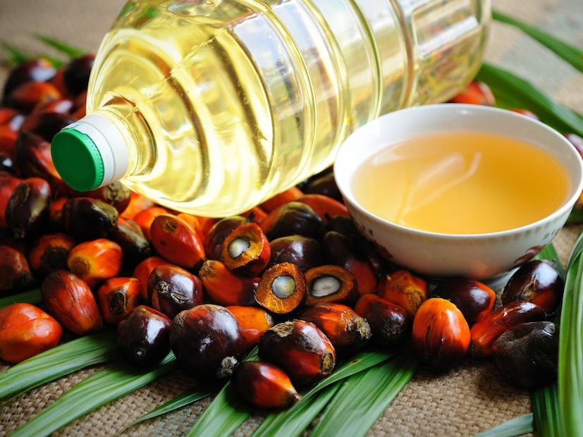 பாமாயில்... 2025 நவம்பரில் பாமாயில் இறக்குமதி அக்டோபர் மாதத்துடன் ஒப்பிடும்போது 5% அதிகரித்து 6,32,341 மெட்ரிக் டன்களாக உயர்ந்துள்ளதாக சால்வென்ட் எக்ஸ்ட்ராக்டர்ஸ் அசோசியேஷன் ஆஃப் இந்தியா (SEA) தெரிவித்துள்ளது. சோயா எண்ணெய்... சோயா எண்ணெய் இறக்குமதி 18%க்கும் மேல் குறைந்து 3,70,661 டன்களாக உள்ளது என்று தெரிவிக்கப்பட்டுள்ளது. அதேபோல், சூரியகாந்தி எண்ணெய் இறக்குமதி 45% குறைந்து இரண்டு ஆண்டுகளில் இல்லாத அளவுக்கு (1,42,953 டன்கள்) குறைந்துள்ளது. மற்ற எண்ணெய்களை பொறுத்த வரையில், அதே மாதத்தில் ஐக்கிய அரபு எமிரேட்ஸில் (UAE) இருந்து 5,000 டன் கனோலா எண்ணெய் இறக்குமதி செய்யப்பட்டது.