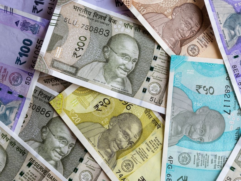 குவைத்தில் 30,000 இந்திய ரூபாய் எவ்வளவு? நீங்கள் இந்தியாவின் 30,000 ரூபாயை குவைத்துக்கு எடுத்துச் சென்றால், அங்கு எத்தனை தினார் கிடைக்கும்?. இந்திய ரூபாய் vs குவைத் தினார் தற்போதைய மாற்று விகிதத்தின்படி, 1 குவைத் தினார் தோராயமாக 292.32 இந்திய ரூபாய் மதிப்புடையது. அதாவது, நீங்கள் சம்பாதித்த ரூ.30,000 குவைத்துக்குச் சென்ற பிறகு, 102.63 தினார்-க்கு சமமாகும். இதை கேட்டதும், இந்த நாணயத்தின் வலிமையை பற்றி உங்களுக்கு புரிந்திருக்கும். இதற்கிடையே, 1 குவைத் தினார் பெற, நீங்கள் சுமார் 3.27 அமெரிக்க டாலர்களை செலவிட வேண்டும்.