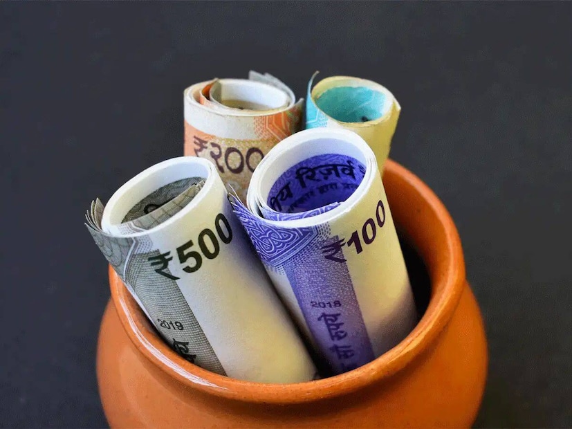 தபால் அலுவலக RD யாருக்கு மிகவும் பொருத்தமானது? ஆபத்து இல்லாத முதலீட்டை விரும்புபவர்கள், நிலையான வருமானம் பெறவும், மாதந்தோறும் சேமிக்கவும் விரும்புபவர்கள், நடுத்தர வர்க்க குடும்பங்கள் மற்றும் புதிய முதலீட்டாளர்கள், எதிர்காலத்தில் சிறிய மற்றும் பெரிய இலக்குகளை நிறைவேற்ற விரும்புபவர்களுக்கு இது ஏற்ற திட்டமாகும். தபால் அலுவலக RD யாருக்கு மிகவும் பொருத்தமானது? ஆபத்து இல்லாத முதலீட்டை விரும்புபவர்கள், நிலையான வருமானம் பெறவும், மாதந்தோறும் சேமிக்கவும் விரும்புபவர்கள், நடுத்தர வர்க்க குடும்பங்கள் மற்றும் புதிய முதலீட்டாளர்கள், எதிர்காலத்தில் சிறிய மற்றும் பெரிய இலக்குகளை நிறைவேற்ற விரும்புபவர்களுக்கு இது ஏற்ற திட்டமாகும்.