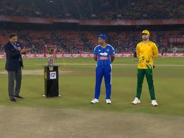 டாஸின்போது இரு அணிகளின் கேப்டன்கள் டாஸின்போது இரு அணிகளின் கேப்டன்கள்