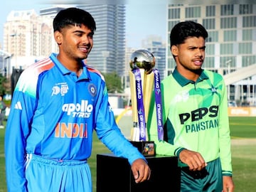 கோப்பையுடன் 2 அணிகளின் கேப்டன்கள்