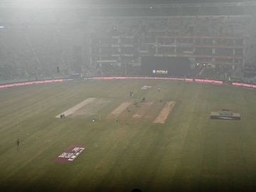 மைதானத்தை சூழ்ந்துள்ள பனி மைதானத்தை சூழ்ந்துள்ள பனி