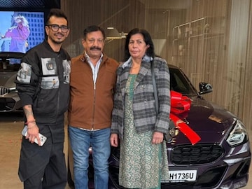 பெற்றோர் மற்றும் புதிய காருடன் சஹால்