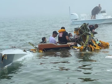 மீட்பு பணி நடக்கும் காட்சி