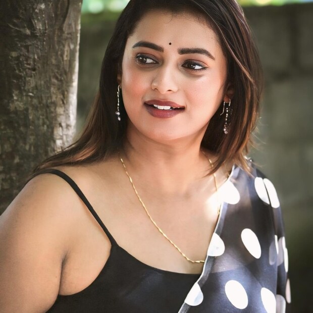  அதன்பின், அன்றைய தினம் மாலை, ஹர்ஷ்வர்தன் தனது மனைவி சைத்ராவின் அம்மாவை அழைத்து கடத்தி வந்ததை ஒப்புக்கொண்டதோடு, தனது குழந்தையை 