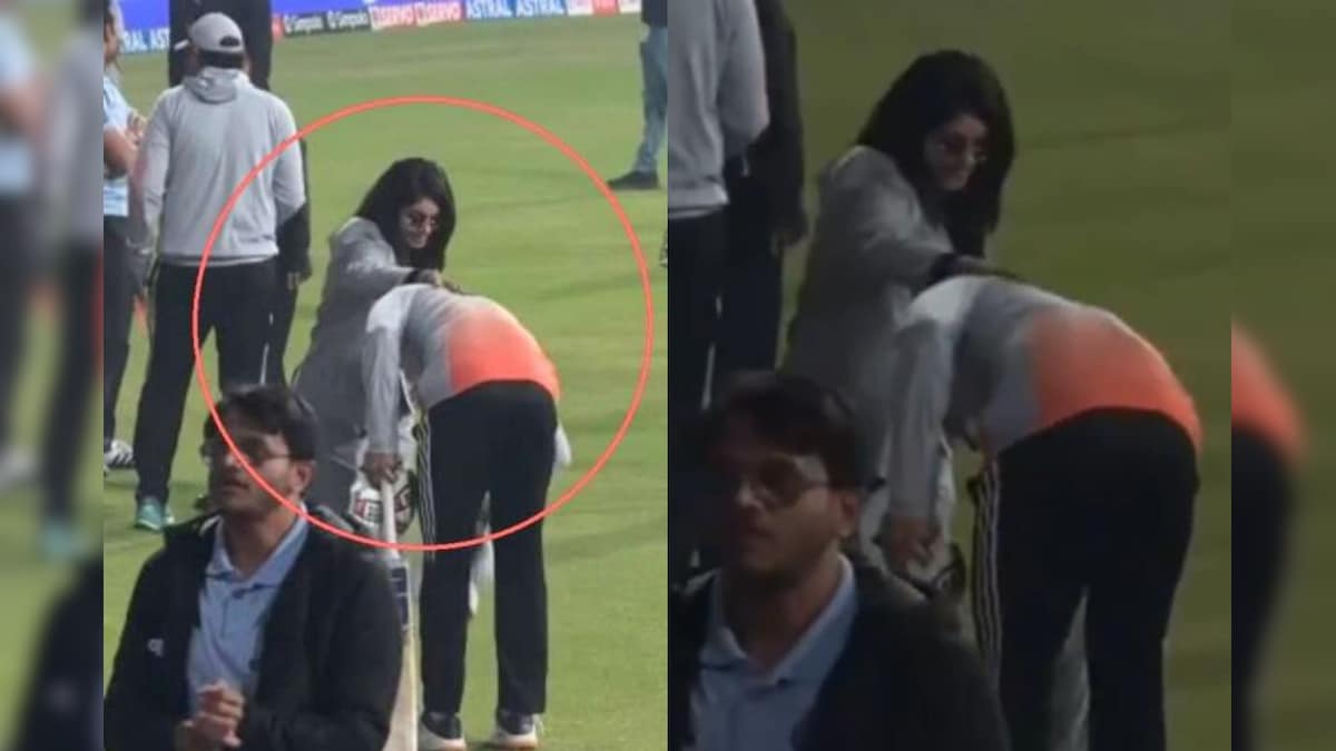 IND vs SA | 27 வயது வீராங்கனையின் காலில் விழுந்து ஆசீர்வாதம் பெற்ற 32 வயது இந்திய கிரிக்கெட் வீரர்... என்ன காரணம்? | விளையாட்டு - News18 தமிழ்