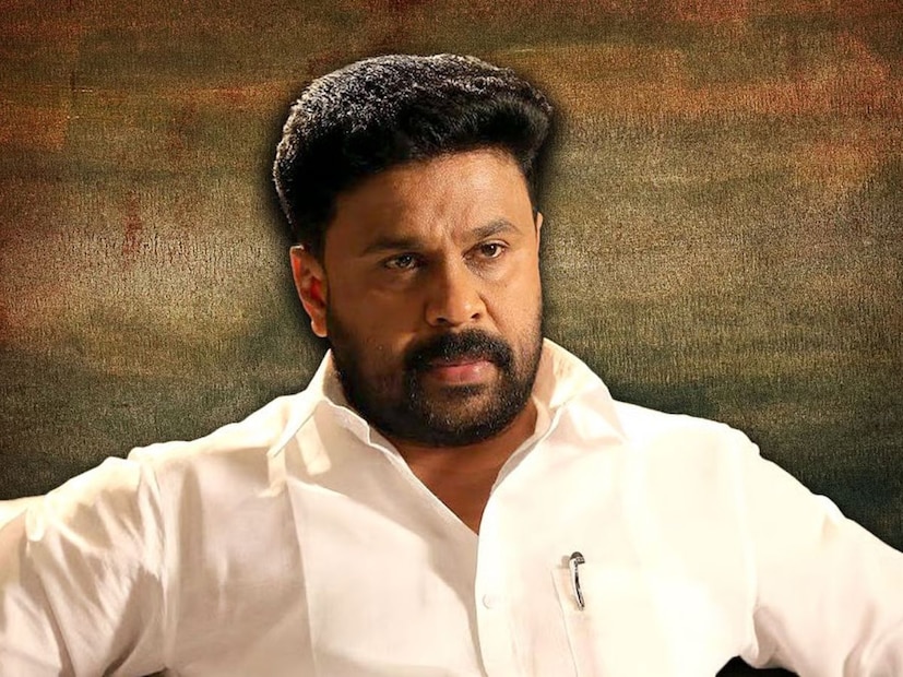 இதற்கிடையில், இந்த வழக்கில் நடிகர் திலீப்பை 8 ஆவது குற்றவாளியாக சேர்த்து சிறப்பு புலனாய்வுக் குழு புதிய குற்றப்பத்திரிகையை தாக்கல் செய்தது. 8 ஆண்டுகளாக நீடித்த வழக்கு விசாரணை கடந்த பிப்ரவரி மாதம் நிறைவு பெற்றது. இந்நிலையில், எர்ணாகுளம் முதன்மை நீதிமன்றம் தீர்ப்பளித்துள்ளது. நடிகை பாலியல் வன்கொடுமை வழக்கில், காரில் கடத்திச் சென்ற அவரின் முன்னாள் உதவியாளர் பல்சர் சுனில், மார்டின் ஆண்டனி, மணிகண்டன், விஜேஷ், சலீ மற்றும் பிரதீப் ஆகிய 6 பேரும் குற்றவாளிகள் என நீதிபதி தீர்ப்பளித்துள்ளார். இதற்கிடையில், இந்த வழக்கில் நடிகர் திலீப்பை 8 ஆவது குற்றவாளியாக சேர்த்து சிறப்பு புலனாய்வுக் குழு புதிய குற்றப்பத்திரிகையை தாக்கல் செய்தது. 8 ஆண்டுகளாக நீடித்த வழக்கு விசாரணை கடந்த பிப்ரவரி மாதம் நிறைவு பெற்றது. இந்நிலையில், எர்ணாகுளம் முதன்மை நீதிமன்றம் தீர்ப்பளித்துள்ளது. நடிகை பாலியல் வன்கொடுமை வழக்கில், காரில் கடத்திச் சென்ற அவரின் முன்னாள் உதவியாளர் பல்சர் சுனில், மார்டின் ஆண்டனி, மணிகண்டன், விஜேஷ், சலீ மற்றும் பிரதீப் ஆகிய 6 பேரும் குற்றவாளிகள் என நீதிபதி தீர்ப்பளித்துள்ளார்.