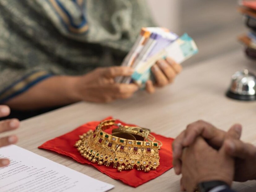 பொதுவாக, தங்கத்தை வைத்து கடன் வாங்கும்போது, கவனமாக இருக்க வேண்டும். அதேபோல், சந்தை ஏற்ற இறக்கங்களைத் தாங்கத் தயாராக இருக்க வேண்டும். நிபுணர்கள் பரிந்துரைத்தபடி, 20 சதவீத பாதுகாப்பு தாங்கலைப் பராமரிப்பதன் மூலம் உங்கள் மதிப்புமிக்க தங்கத்தை ஏலத்தில் இருந்து பாதுகாக்கலாம். உங்கள் தங்கம் ரூ.1,00,000 மதிப்புடையதாக இருந்தால், அதிகபட்சமாக ரூ.75,000 (75% LTV) கடன் வாங்குவதற்குப் பதிலாக, ரூ.50,000 முதல் 60,000 வரை கடன் வாங்குவது நல்லது என்கின்றனர்.