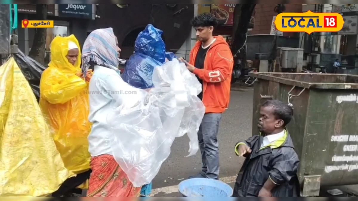 மழையில் நனைந்தபடி தூய்மை செய்து கொண்டிருந்த பெண்... ரெயின் கோட் வழங்கிய மாற்றுத்திறனாளி ! | புதுச்சேரி - News18 தமிழ்