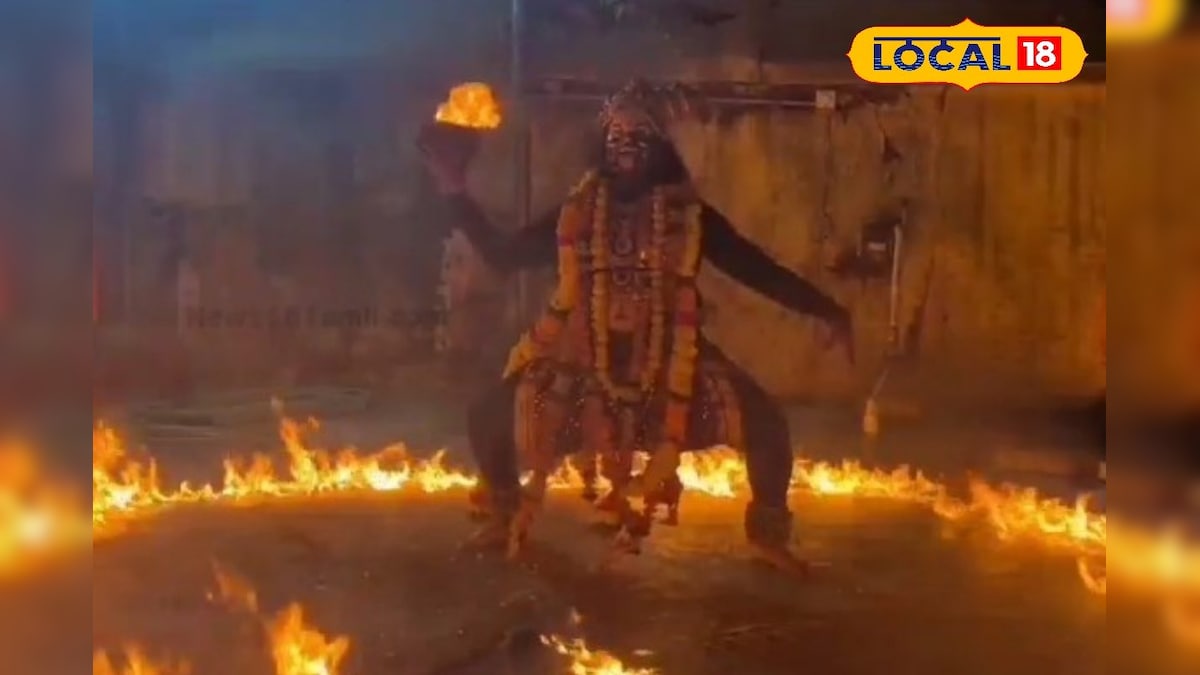 ஐயப்ப பக்தர்கள் படி பூஜை... கையில் அருவாளுடன் கருப்புசாமி வந்ததால்  பரவசமடைந்த பக்தர்கள் ! | புதுச்சேரி - News18 தமிழ்