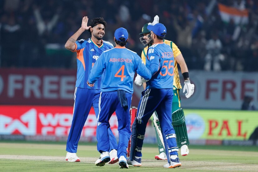  இதன் வெற்றி மூலம் 5 போட்டிகள் கொண்ட டி20 தொடரில் 2-க்கு 1 என்ற கணக்கில் இந்தியா முன்னிலை பெற்றது. இந்த போட்டியில், தென் ஆப்பிரிக்க வீரர் டிரிஸ்டன் ஸ்டப்ஸ் (Tristan Stubbs) விக்கெட்டை வீழ்த்தியதன் மூலம் சர்வதேச டி20 போட்டிகளில் ஆயிரம் ரன்கள், 100 சிக்சர்கள், 100 விக்கெட்டுகளை வீழ்த்திய 4வது வீரர் என்ற சாதனையை ஹர்திக் பாண்ட்யா படைத்தார். குறிப்பாக, ஆயிரம் ரன்களையும், 100 விக்கெட்டுகளையும் எடுத்த முதல் வேகப்பந்துவீச்சாளர் என்ற சாதனையையும் வசப்படுத்தியுள்ளார். டி20 கிரிக்கெட்டில் 100 விக்கெட்டுகள் வீழ்த்திய 3வது இந்திய வீரர் என்ற சிறப்புக்கும் ஹர்திக் சொந்தக்காரர் ஆனார்.