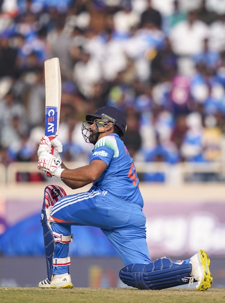 இதே போன்று, தென் ஆப்ரிக்காவிற்கு எதிரான போட்டியில் 3 சிக்ஸர்களை பறக்க விட்ட ரோகித் ஷர்மா, பாகிஸ்தான் வீரர் அப்ரிடியின் சாதனையை முறியடித்தார். ஒரு நாள் கிரிக்கெட்டில் அதிக சிக்ஸர்கள் அடித்த வீரர்கள் பட்டியலில், 352 சிக்ஸர்களுடன் ரோகித் ஷர்மா முதலிடம் பிடித்துள்ளார். இந்த பட்டியலில், இந்திய அணியின் முன்னாள் கேப்டன் மகேந்திர சிங் தோனி, 229 சிக்ஸர்களுடன் 5 ஆவது இடத்தில் உள்ளார்.