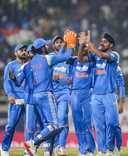 குறிப்பாக, இளம் வீரர் ருதுராஜ் கெய்க்வாட்டின் இடம் கேள்விக்குறியாகியுள்ளது. கடந்த ஆட்டத்தில் அவர் 14 பந்துகளைச் சந்தித்து வெறும் 8 ரன்கள் மட்டுமே எடுத்து ஆட்டமிழந்தார். இதனால், 4ஆவது இடத்தில் பேட்டிங் செய்து வந்த ருதுராஜ் கெய்க்வாட் தென்னாப்பிரிக்காவிற்கு எதிரான இன்றைய போட்டியில், ஆடும் லெவனில் இருந்து வெளியேற்றப்பட வாய்ப்புள்ளதாகக் கூறப்படுகிறது. அவருக்கு பதிலாக, திலக் வர்மா அல்லது ரிஷப் பந்த் அணியில் இடம் பெறலாம் என்ற தகவல் வெளியாகியுள்ளது. குறிப்பாக, இளம் வீரர் ருதுராஜ் கெய்க்வாட்டின் இடம் கேள்விக்குறியாகியுள்ளது. கடந்த ஆட்டத்தில் அவர் 14 பந்துகளைச் சந்தித்து வெறும் 8 ரன்கள் மட்டுமே எடுத்து ஆட்டமிழந்தார். இதனால், 4ஆவது இடத்தில் பேட்டிங் செய்து வந்த ருதுராஜ் கெய்க்வாட் தென்னாப்பிரிக்காவிற்கு எதிரான இன்றைய போட்டியில், ஆடும் லெவனில் இருந்து வெளியேற்றப்பட வாய்ப்புள்ளதாகக் கூறப்படுகிறது. அவருக்கு பதிலாக, திலக் வர்மா அல்லது ரிஷப் பந்த் அணியில் இடம் பெறலாம் என்ற தகவல் வெளியாகியுள்ளது.