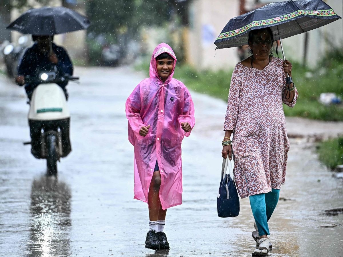 தமிழ்நாட்டில் நாளை (அக்டோபர் 26) 10-க்கும் மேற்பட்ட மாவட்டங்களில் கனமழை பெய்ய வாய்ப்புள்ளதால் பள்ளி மற்றும் கல்லூரிகளுக்கு விடுமுறை அளிக்க வாய்ப்புள்ளதாக எதிர்பார்க்கப்படுகிறது. சென்னையில் இன்று இரவு முதல் நாளை காலை வரை மழை பெய்வதற்கான வாய்ப்புள்ளதாக தெரிவிக்கப்பட்டுள்ளது. தமிழ்நாட்டில் நாளை (அக்டோபர் 26) 10-க்கும் மேற்பட்ட மாவட்டங்களில் கனமழை பெய்ய வாய்ப்புள்ளதால் பள்ளி மற்றும் கல்லூரிகளுக்கு விடுமுறை அளிக்க வாய்ப்புள்ளதாக எதிர்பார்க்கப்படுகிறது. சென்னையில் இன்று இரவு முதல் நாளை காலை வரை மழை பெய்வதற்கான வாய்ப்புள்ளதாக தெரிவிக்கப்பட்டுள்ளது.