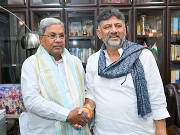 சித்தாராமையாவுடன் டிகே சிவக்குமார்