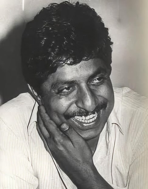  மலையாள திரையுலகில் நடிகர், திரைக்கதை எழுத்தாளர், இயக்குநர், தயாரிப்பாளர் எனப் பன்முகங்களில் கோலோச்சி வந்தவர் ஸ்ரீனிவாசன். நீண்ட காலமாக உடல்நிலை சரியில்லாமல் மருத்துவமனையில் சிகிச்சை பெற்று வந்த நிலையில், சிகிச்சை பலனின்றி சனிக்கிழமை காலை உயிரிழந்தார். 1956- ஆம் ஆண்டு ஏப்ரல் 6 ஆம் தேதி கண்ணூர் மாவட்டத்தில் பிறந்த சீனிவாசன், பட்டப்படிப்பை முடித்த பின்னர், சினிமா மீதுள்ள ஆர்வம் காரணமாக சென்னை திரைப்படக் கல்லூரியில் சேர்ந்து படித்தார்.