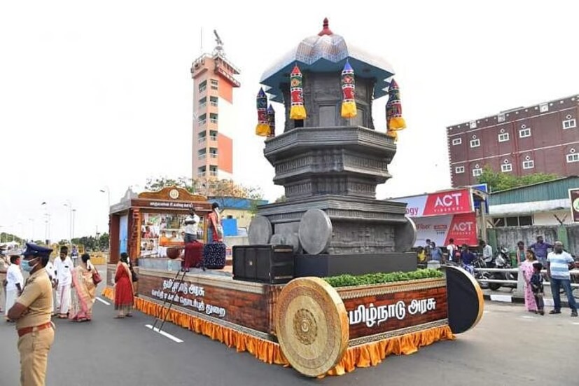  ஒவ்வொரு ஆண்டும் ஜனவரி, 26 ஆம் தேதி டெல்லியில் குடியரசு தின விழா, விமரிசையாக கொண்டாடப்பட்டு வருகிறது. அன்றைய தினம் நடைபெறும் அணிவகுப்பில், பல்வேறு மாநிலங்கள் மற்றும் யூனியன் பிரதேசங்களின் கலாசாரத்தை வெளிப்படுத்தும் வகையில், அலங்கார வாகன ஊர்திகள் இடம்பெறுவது வழக்கமாக உள்ளது.