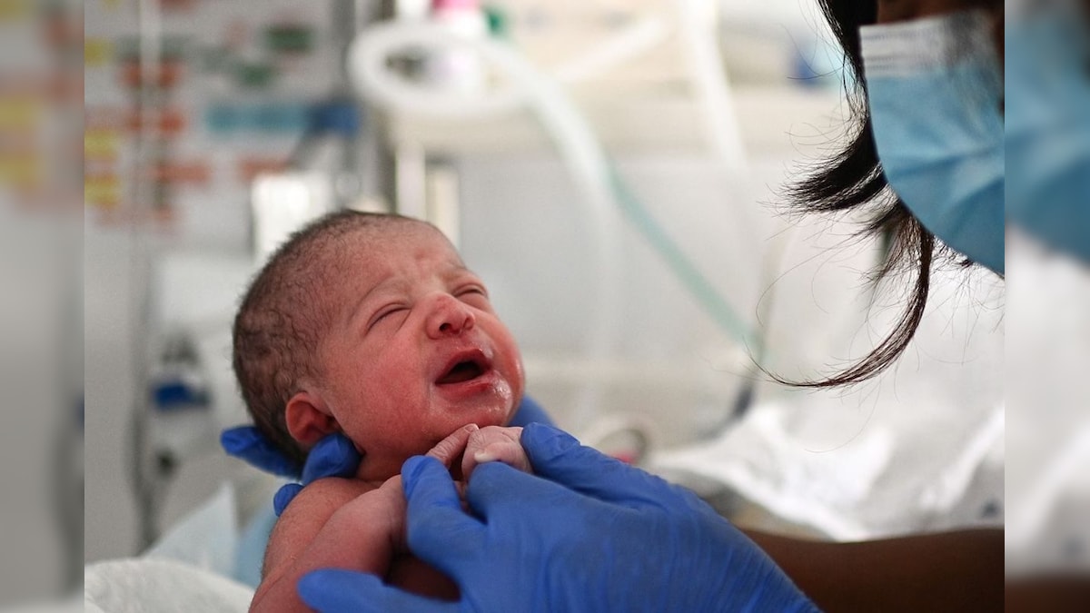 பிறந்தவுடன் அழும் குழந்தைகள் சிரிக்க ஏன் வாரங்கள் ஆகின்றன..? இதுதான் காரணம்..! | லைஃப்ஸ்டைல் - News18 தமிழ்