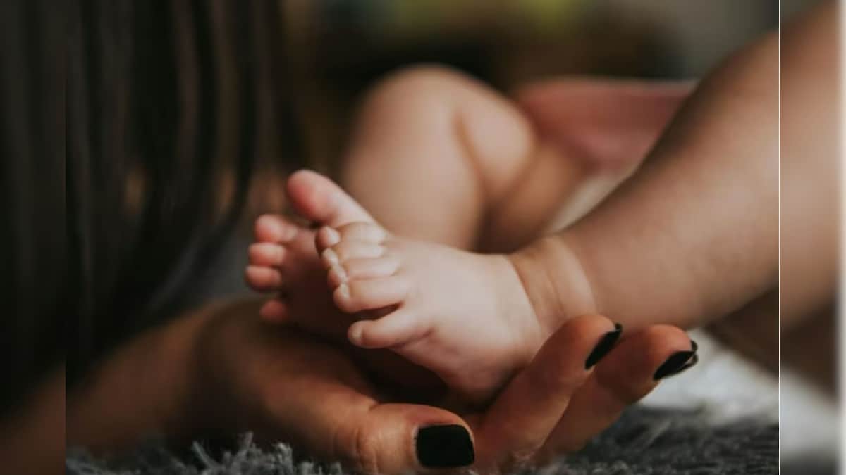 இரவில் தாயுடன் தூங்கிய குழந்தை... காலையில் எழுந்து பார்த்த பெற்றொர் அதிர்ச்சி..! | ட்ரெண்டிங் - News18 தமிழ்