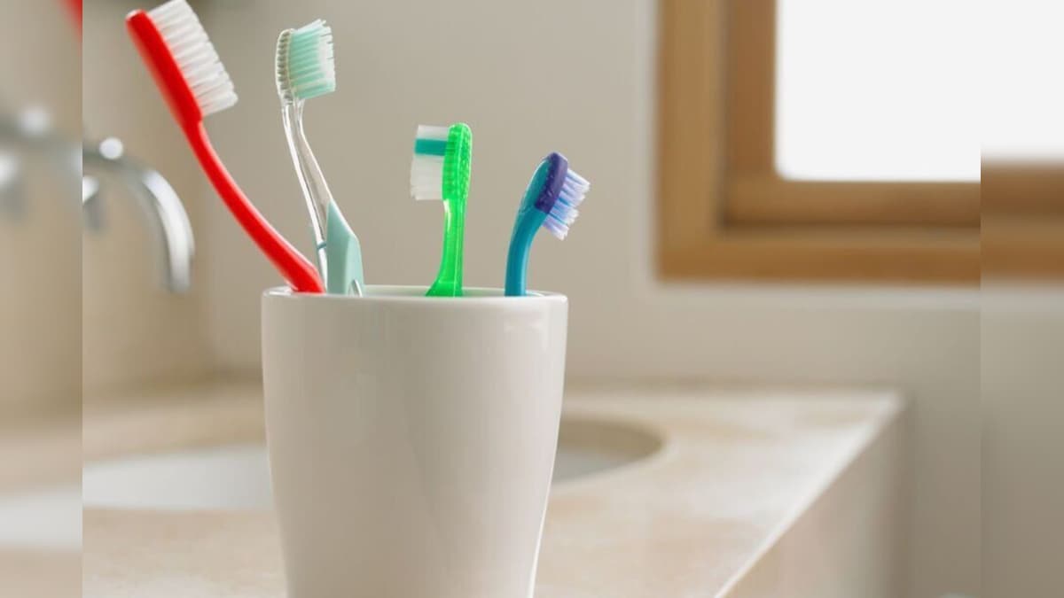 நீங்கள் பல் துலக்கும் பிரஷ்ஷை தவறான இடத்தில் வைக்கிறீர்கள்.. சரியான இடம் எது தெரியுமா..? | லைஃப்ஸ்டைல் - News18 தமிழ்