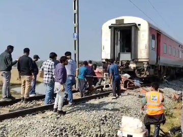 யானைகள் மீது மோதிய ரயில்