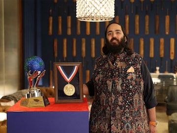 விருதுகளுடன் ஆனந்த் அம்பானி விருதுகளுடன் ஆனந்த் அம்பானி