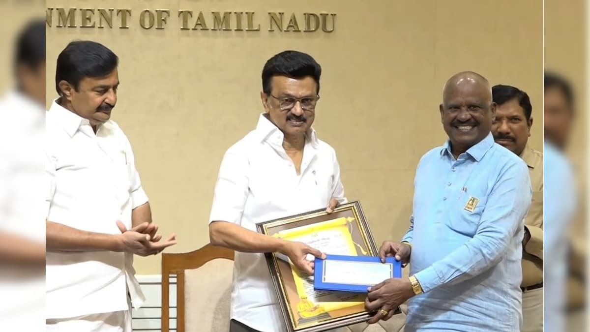 கலைஞர் எழுதுகோல் விருது: தினத்தந்தி நாளிதழின் ஆசிரியர் சுகுமாருக்கு வழங்கிய முதல்வர் ஸ்டாலின் | தமிழ்நாடு - News18 தமிழ்