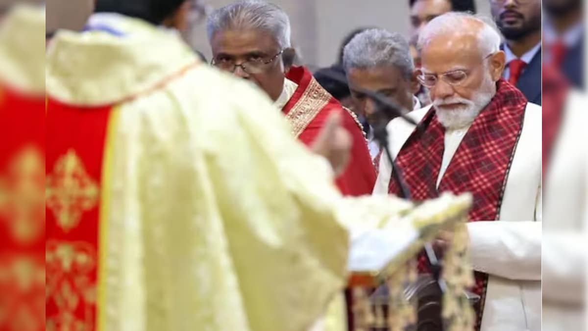 டெல்லி தேவாலயத்தில் கிறிஸ்துமஸ் விழாவில் பங்கேற்றார் பிரதமர் மோடி.. பிரார்த்தனையில் பங்கேற்று வழிபாடு | இந்தியா - News18 தமிழ்