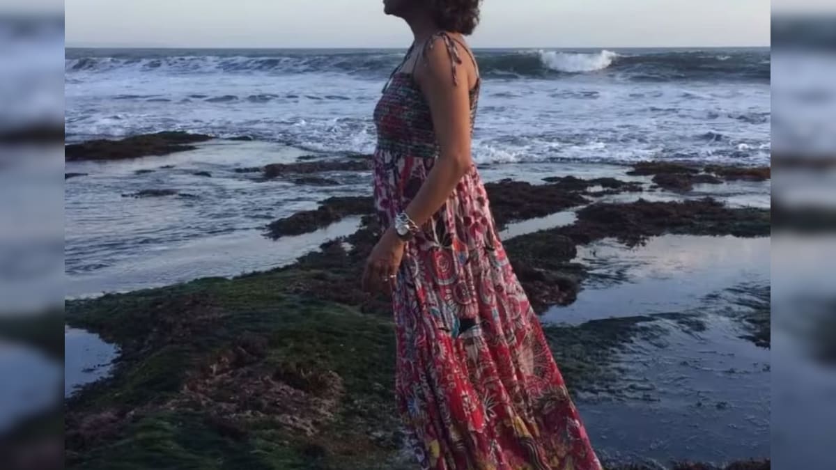 Actress | தன்னைவிட 26 வயது மூத்தவருடன் திருமணம்.. சீரியலுக்காக Phd படிப்பை கைவிட்டவர்.. யார் இந்த நடிகை? | பொழுதுபோக்கு - News18 தமிழ்