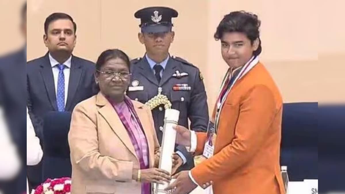 கிரிக்கெட் களத்தில் அதிரடி காட்டும் வைபவ் சூர்யவன்ஷிக்கு விருது வழங்கி கௌரவிப்பு! | விளையாட்டு - News18 தமிழ்