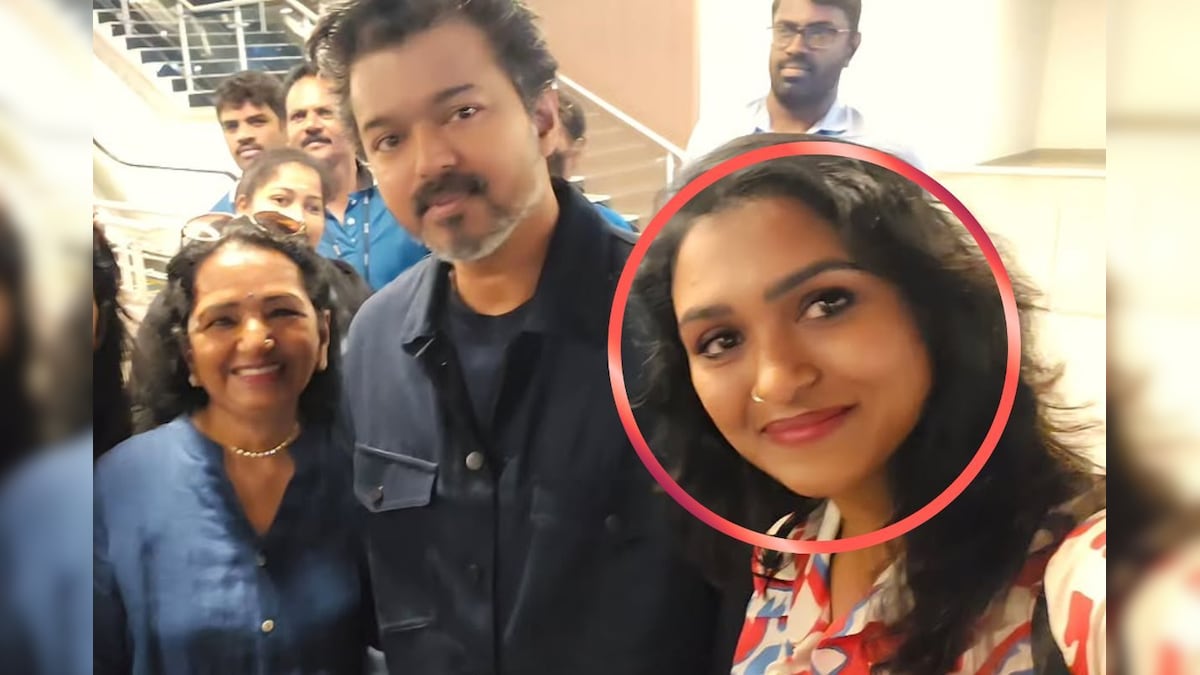 Jana Nayagan | ‘ஜன நாயகன்’ செல்ஃபி.. விஜயின் தாய் உடன் இருக்கும் இப்பெண் யார்..? நெருங்கிய உறவு! | பொழுதுபோக்கு - News18 தமிழ்