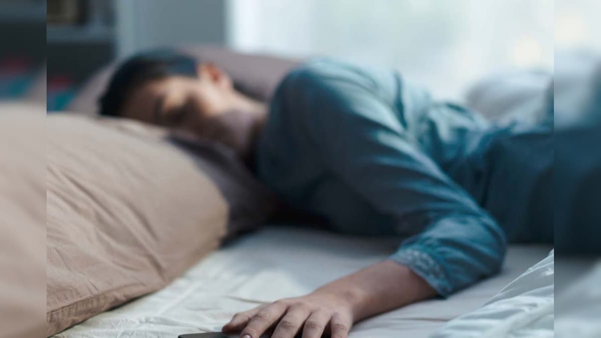 மொபைல் ஃபோனை தலையணை அருகில் வைத்து தூங்குவீர்களா..? எச்சரிக்கும் ஆய்வு..! | லைஃப்ஸ்டைல் - News18 தமிழ்