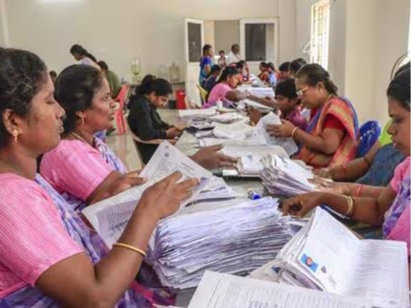  தமிழகத்தில் வாக்காளர் பட்டியல் சிறப்புத் தீவிரத் திருத்தத்திற்குப் பிறகு வரைவு வாக்காளர் பட்டியல் வெளியிடப்பட்டது. இதில், ஒட்டுமொத்தமாக 97 லட்சத்து 37 ஆயிரத்து 831 பேர் வாக்காளர் பட்டியலில் இருந்து நீக்கப்பட்டனர். குறிப்பாக 49 லட்சத்து 90 ஆயிரம் பெண் வாக்காளர்கள் மற்றும் 47 லட்சத்து 30 ஆயிரம் ஆண் வாக்காளர்கள் நீக்கப்பட்டுள்ளனர்.