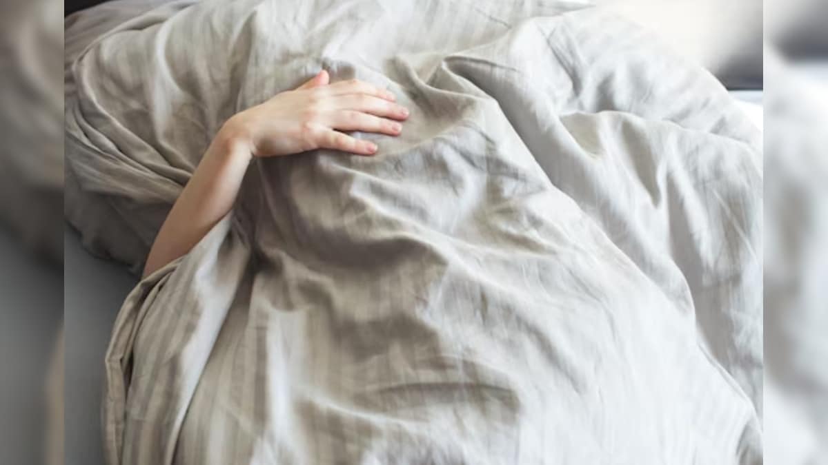 குளிர்காலத்தில் முகத்தை மூடிக்கொண்டு தூங்குவது சரியா..? விளக்கும் மருத்துவர்கள்!  | லைஃப்ஸ்டைல் - News18 தமிழ்