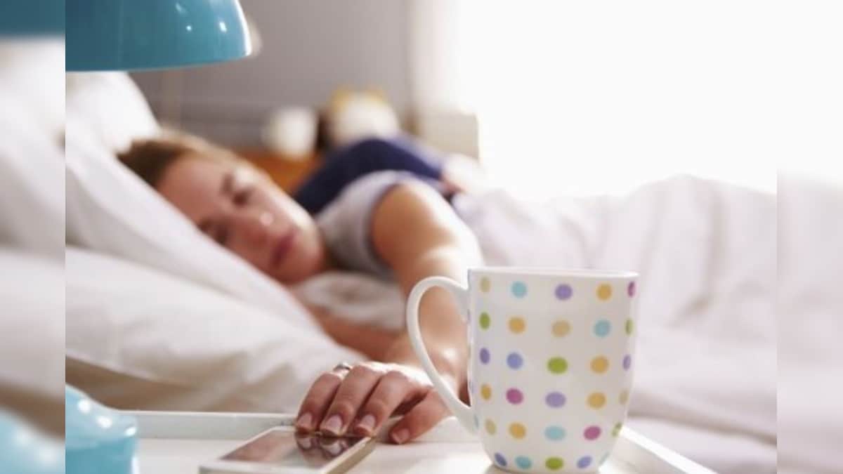 காலை எழுந்ததும் ஃபோன் பயன்படுத்தும் பழக்கம் இருக்கா..? எச்சரிக்கும் மருத்துவர்..! | லைஃப்ஸ்டைல் - News18 தமிழ்