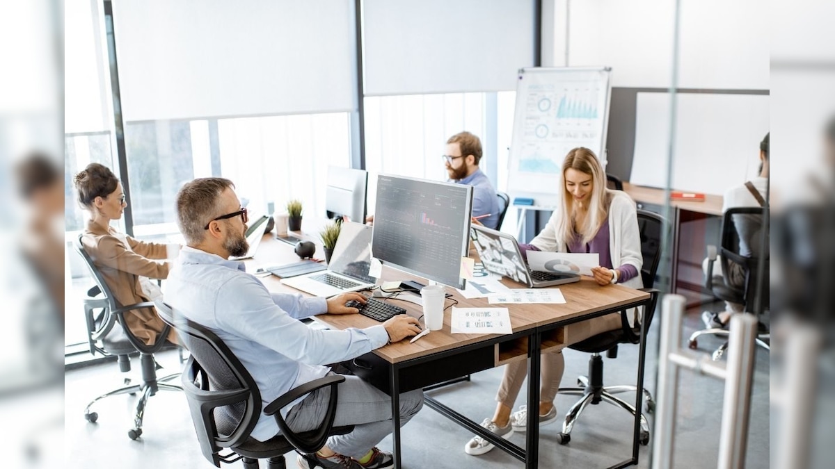 8-10 மணி நேரம் அமர்ந்தபடியே வேலை செய்கின்றீர்களா? அப்போ இந்த தவறை தெரியாமல்கூட செஞ்சுடாதீங்க! | லைஃப்ஸ்டைல் - News18 தமிழ்