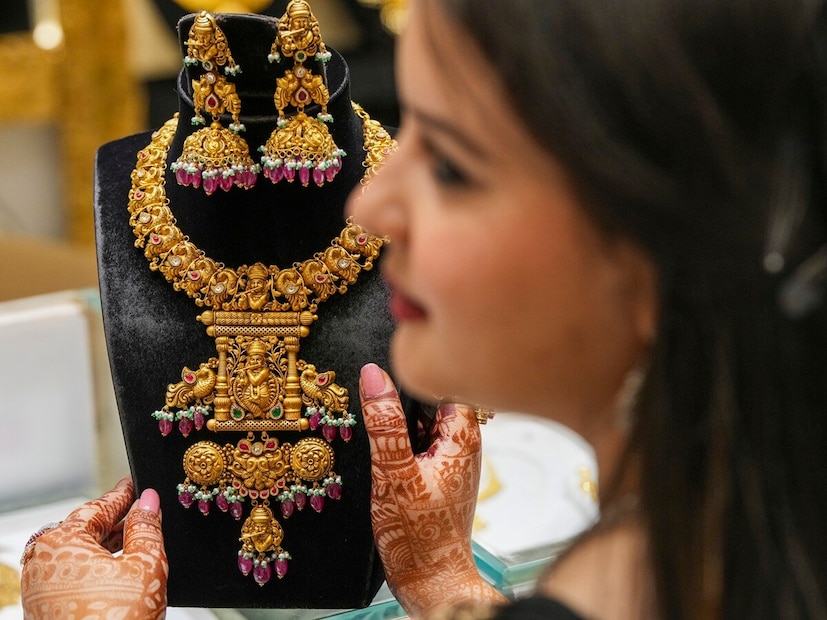 தங்கம் விலை இதுவரை இல்லாத வகையில் ஒரே நாளில் சவரனுக்கு 9 ஆயிரத்து 520 ரூபாய் உயர்ந்து ஒரு லட்சத்து 35 ஆயிரம் ரூபாயை நெருங்கியுள்ளது.. 22 காரட் தங்கம் விலை கிராமுக்கு ரூ.1,190 உயர்ந்து ரூ.16,8000க்கும், சவரனுக்கு ரூ.9,520உயர்ந்து ரூ.1,34,400க்கும் விற்பனை செய்யப்படுகிறது. தங்கம் விலை இதுவரை இல்லாத வகையில் ஒரே நாளில் சவரனுக்கு 9 ஆயிரத்து 520 ரூபாய் உயர்ந்து ஒரு லட்சத்து 35 ஆயிரம் ரூபாயை நெருங்கியுள்ளது.. 22 காரட் தங்கம் விலை கிராமுக்கு ரூ.1,190 உயர்ந்து ரூ.16,8000க்கும், சவரனுக்கு ரூ.9,520உயர்ந்து ரூ.1,34,400க்கும் விற்பனை செய்யப்படுகிறது.