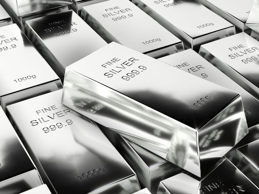 வெள்ளி விலை வரலாறு காணாத உச்சத்தை எட்டி வருகிறது. இந்த நிலையில், வெள்ளி விலை இன்று மக்களுக்கு சற்று நிம்மதியை அளித்துள்ளது. அதன்படி, வெள்ளியின் விலை இன்று கிராமுக்கு 10 ரூபாய் குறைந்துள்ளது. ஒரு கிராம் வெள்ளி 415 ரூபாய்க்கும், ஒரு கிலோ வெள்ளி 4 லட்சத்து 15 ஆயிரம் ரூபாய்க்கும் விற்பனையாகிறது. இந்த நிலையில், வரும் நாட்களில் வெள்ளி விலை எப்படி இருக்கும் என்று நிபுணர்கள் கணித்துள்ளனர். அதுபற்றி இந்த பதிவில் விரிவாக தெரிந்து கொள்வோம். வெள்ளி விலை வரலாறு காணாத உச்சத்தை எட்டி வருகிறது. இந்த நிலையில், வெள்ளி விலை இன்று மக்களுக்கு சற்று நிம்மதியை அளித்துள்ளது. அதன்படி, வெள்ளியின் விலை இன்று கிராமுக்கு 10 ரூபாய் குறைந்துள்ளது. ஒரு கிராம் வெள்ளி 415 ரூபாய்க்கும், ஒரு கிலோ வெள்ளி 4 லட்சத்து 15 ஆயிரம் ரூபாய்க்கும் விற்பனையாகிறது. இந்த நிலையில், வரும் நாட்களில் வெள்ளி விலை எப்படி இருக்கும் என்று நிபுணர்கள் கணித்துள்ளனர். அதுபற்றி இந்த பதிவில் விரிவாக தெரிந்து கொள்வோம்.