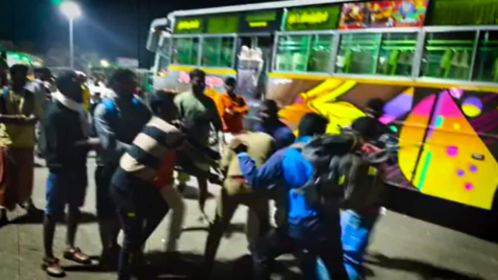 திண்டுக்கல்: பேருந்தில் இடம்பிடிப்பதில் தகராறு - ஓட்டுநரின் மண்டை உடைப்பு; போர்க்களமாக மாறிய பேருந்து நிலையம்... | தமிழ்நாடு செய்திகள் (Tamil Nadu News) - News18 தமிழ்