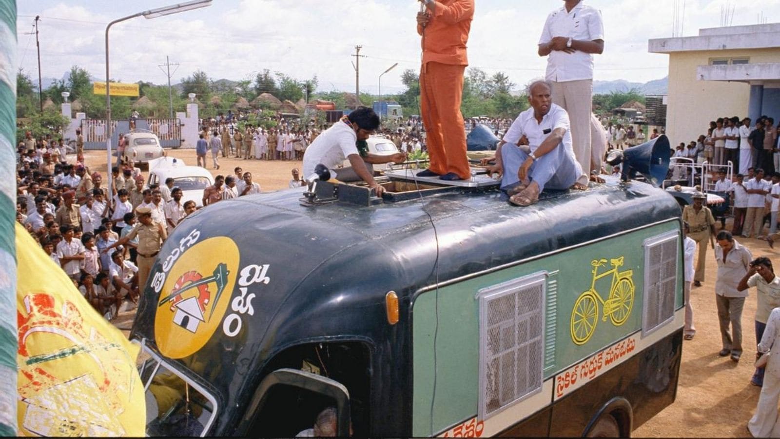 மகனே சாரதி... தந்தையே தளபதி... 75,000 கி.மீ பயணம்... ஒரு நடிகரை முதல்வராக மாற்றிய 'சைதன்ய ரதம்' தெரியுமா? | பொழுதுபோக்கு போட்டோகேலரி - News18 தமிழ்